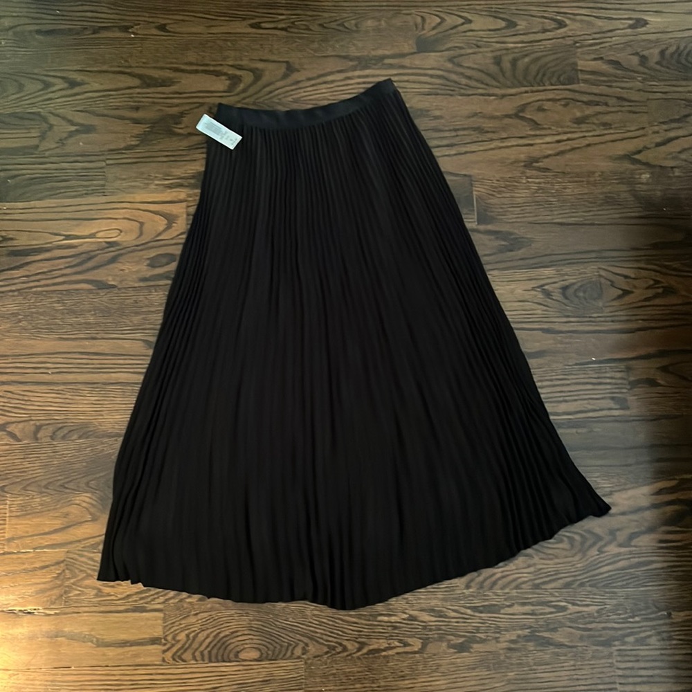 NWT Aritzia babaton pleated black midi skirt size small